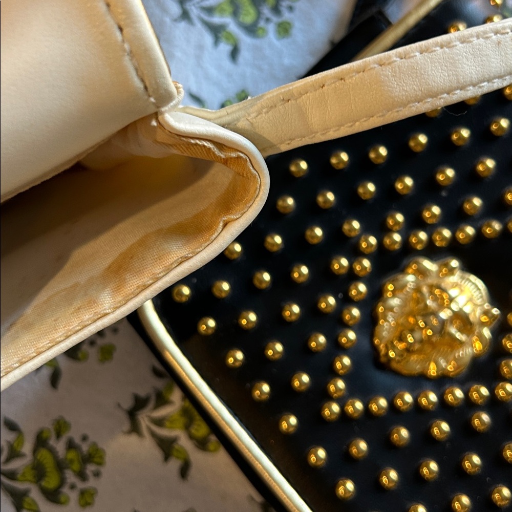 Lion shoulder bags gold studs 6x6 and 21” strap black & White bags. - Picture 7 of 8